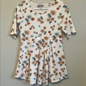 LaClef Cream and Brown Short Sleeve Tee. Size Small.